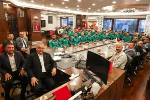 Bağlumspor'a Final Öncesi Moral Ziyareti Bağlumspor'a Final Öncesi Moral Ziyareti