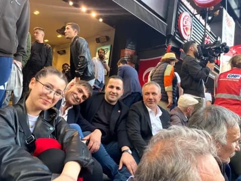 Bahçelievler'de Mutlak Butlan Kararı Protestosu: CHP'liler Yürüdü Bahçelievler'de Mutlak Butlan Kararı Protestosu: CHP'liler Yürüdü