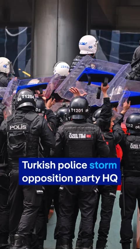 Ankara'da Muhalefet Partisi Genel Merkezine Polis Müdahalesi Ankara'da Muhalefet Partisi Genel Merkezine Polis Müdahalesi
