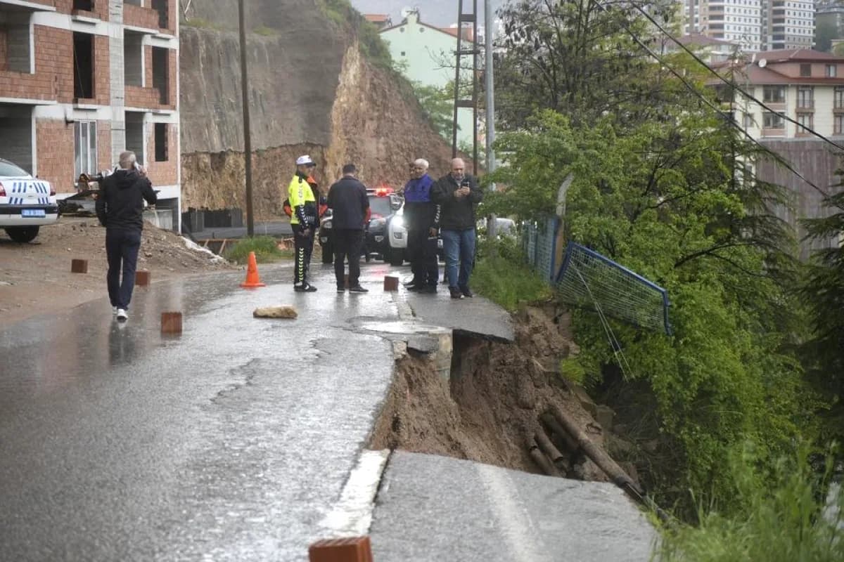 Gümüşhane'de Aşırı Yağış Sonrası Yol Çöktü Gümüşhane'de Aşırı Yağış Sonrası Yol Çöktü