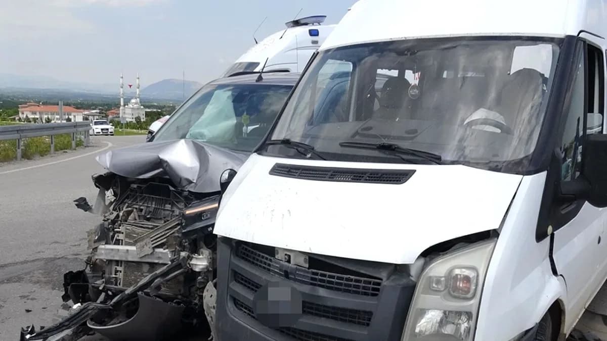 Yeşilyurt'ta Minibüs ile Hafif Ticari Araç Çarpıştı: 8 Yaralı Yeşilyurt'ta Minibüs ile Hafif Ticari Araç Çarpıştı: 8 Yaralı