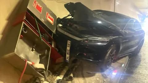 Avrasya Tüneli'nde Otomobilin Yangın Panosuna Çarpması Sonrası Su Sızıntısı Açıklaması Avrasya Tüneli'nde Otomobilin Yangın Panosuna Çarpması Sonrası Su Sızıntısı Açıklaması