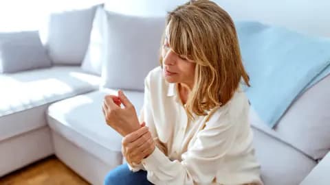 Osteoporoz Sessizce İlerliyor: Kemik Sağlığınızı Korumanın Yolları Osteoporoz Sessizce İlerliyor: Kemik Sağlığınızı Korumanın Yolları