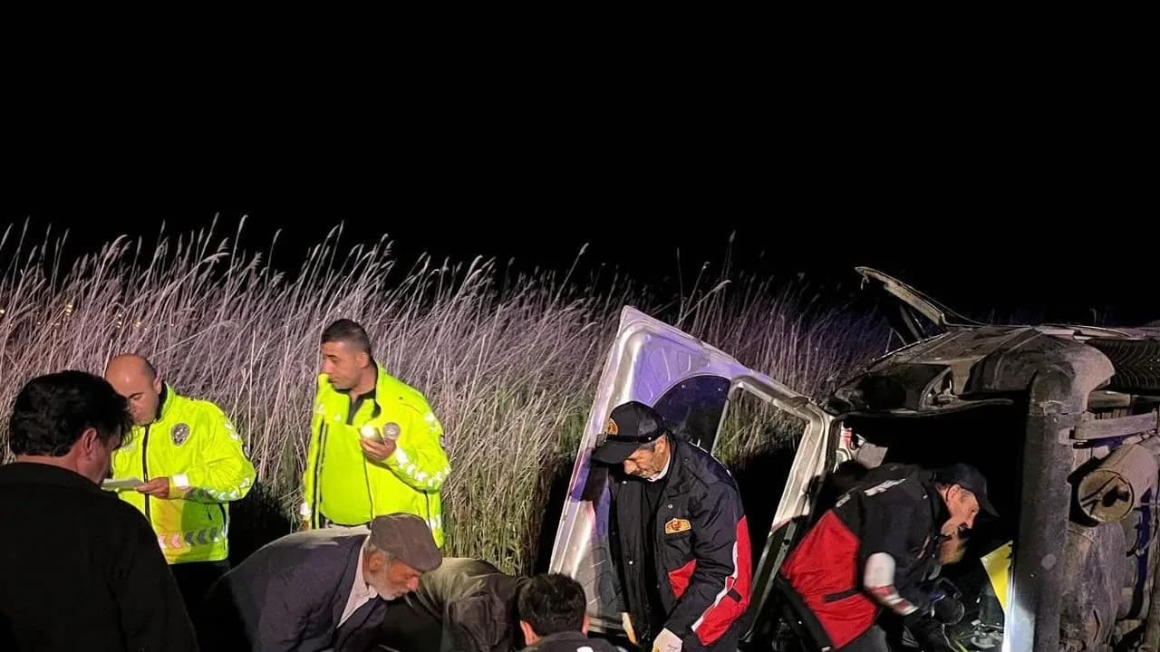 Van Gevaş'ta Gece Yarısı Korkutan Kaza: 2'si Çocuk 6 Yaralı Van Gevaş'ta Gece Yarısı Korkutan Kaza: 2'si Çocuk 6 Yaralı
