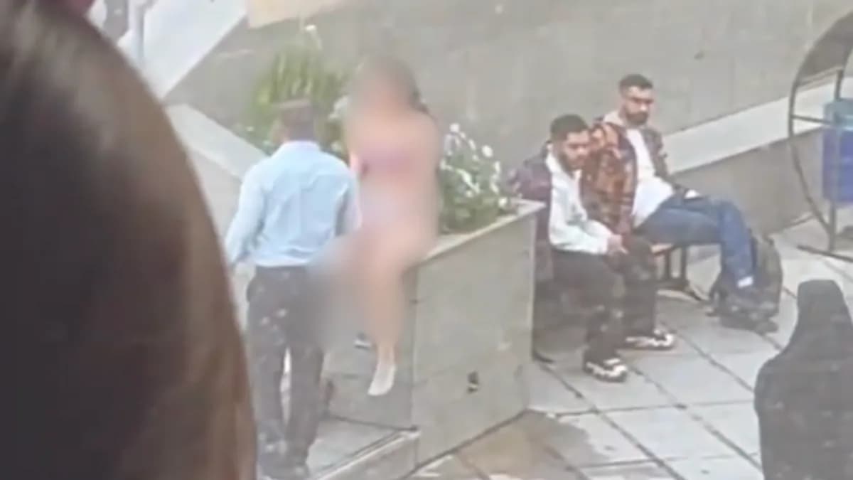 İran'da İç Çamaşırlı Genç Kadın Olayı Gündemi Sarsıyor İran'da İç Çamaşırlı Genç Kadın Olayı Gündemi Sarsıyor