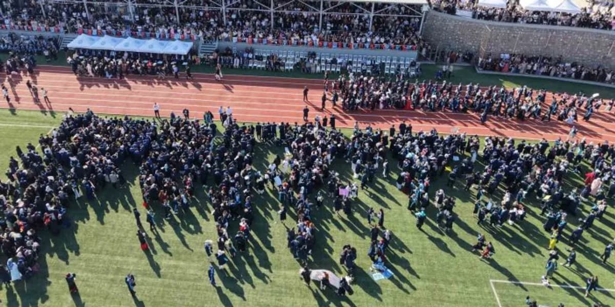 Bitlis Eren Üniversitesi'nde Mezuniyet Coşkusu: 2 Bin 800 Öğrenci Kep Attı Bitlis Eren Üniversitesi'nde Mezuniyet Coşkusu: 2 Bin 800 Öğrenci Kep Attı