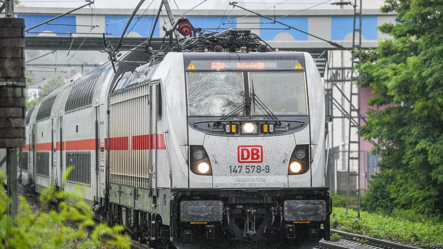 Almanya'da Korkutan Tren Kazası: Elektrik Hattı Yolcu Treninin Üzerine Çöktü Almanya'da Korkutan Tren Kazası: Elektrik Hattı Yolcu Treninin Üzerine Çöktü