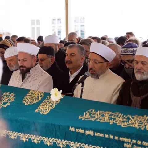 Hasan Çelebi Üstadımızın Hat Sanatına Adanan Yaşamını Anlatıyoruz Hasan Çelebi Üstadımızın Hat Sanatına Adanan Yaşamını Anlatıyoruz