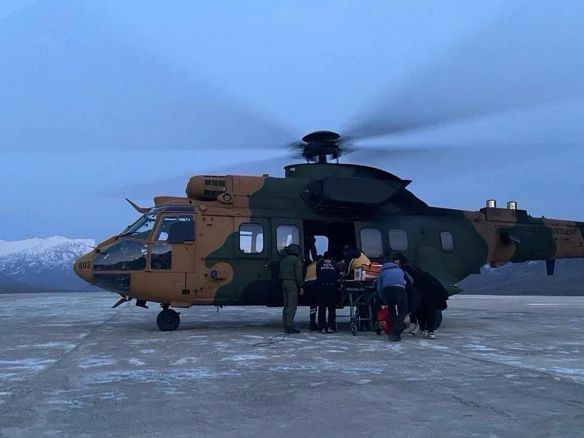 Milli Savunma Bakanlığı: Kara Kuvvetleri Helikopteriyle Bebeğin Tahliyesi Milli Savunma Bakanlığı: Kara Kuvvetleri Helikopteriyle Bebeğin Tahliyesi