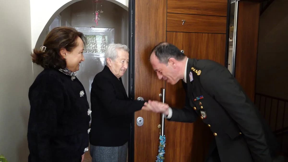 T.C. Millî Savunma Bakanlığı: Hatice Teyze'nin Mehmetçilere Armağan Ettiği Boyunluklar Teslim Edildi T.C. Millî Savunma Bakanlığı: Hatice Teyze'nin Mehmetçilere Armağan Ettiği Boyunluklar Teslim Edildi