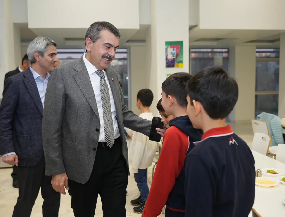 Bakan Tekin, Ümitköy Kız Anadolu İmam Hatip Lisesi'nde Öğrencilerle İftar Yaptı Bakan Tekin, Ümitköy Kız Anadolu İmam Hatip Lisesi'nde Öğrencilerle İftar Yaptı