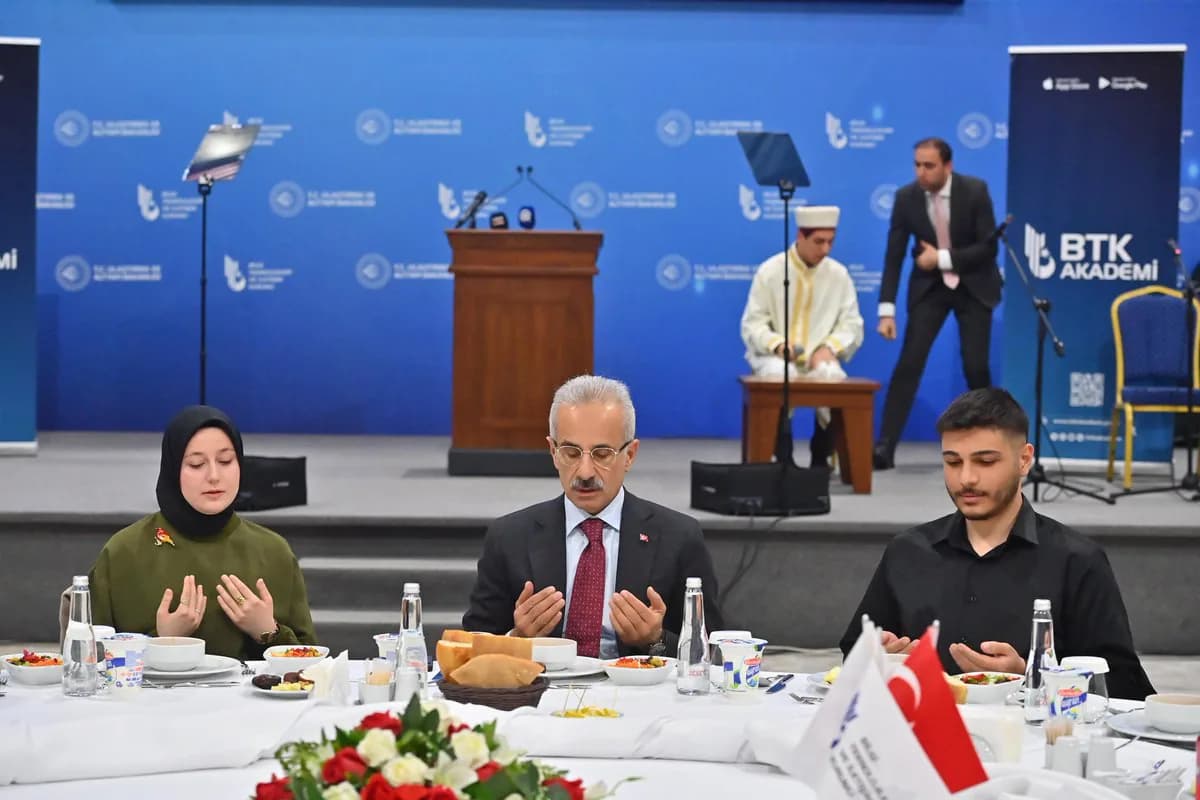 Bakan Uraloğlu, BTK Akademi İftarında Öğrencilerle Buluştu Bakan Uraloğlu, BTK Akademi İftarında Öğrencilerle Buluştu