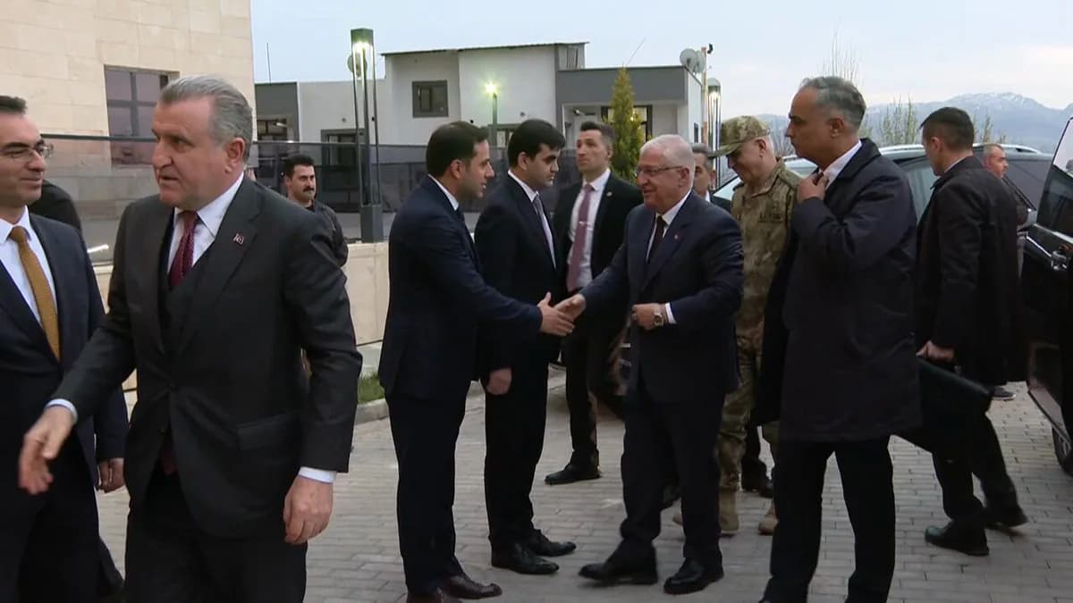 Millî Savunma ve Gençlik Spor Bakanları, Şırnak'ta Şehit Aileleri ve Gazilerle İftar Yemeği Millî Savunma ve Gençlik Spor Bakanları, Şırnak'ta Şehit Aileleri ve Gazilerle İftar Yemeği
