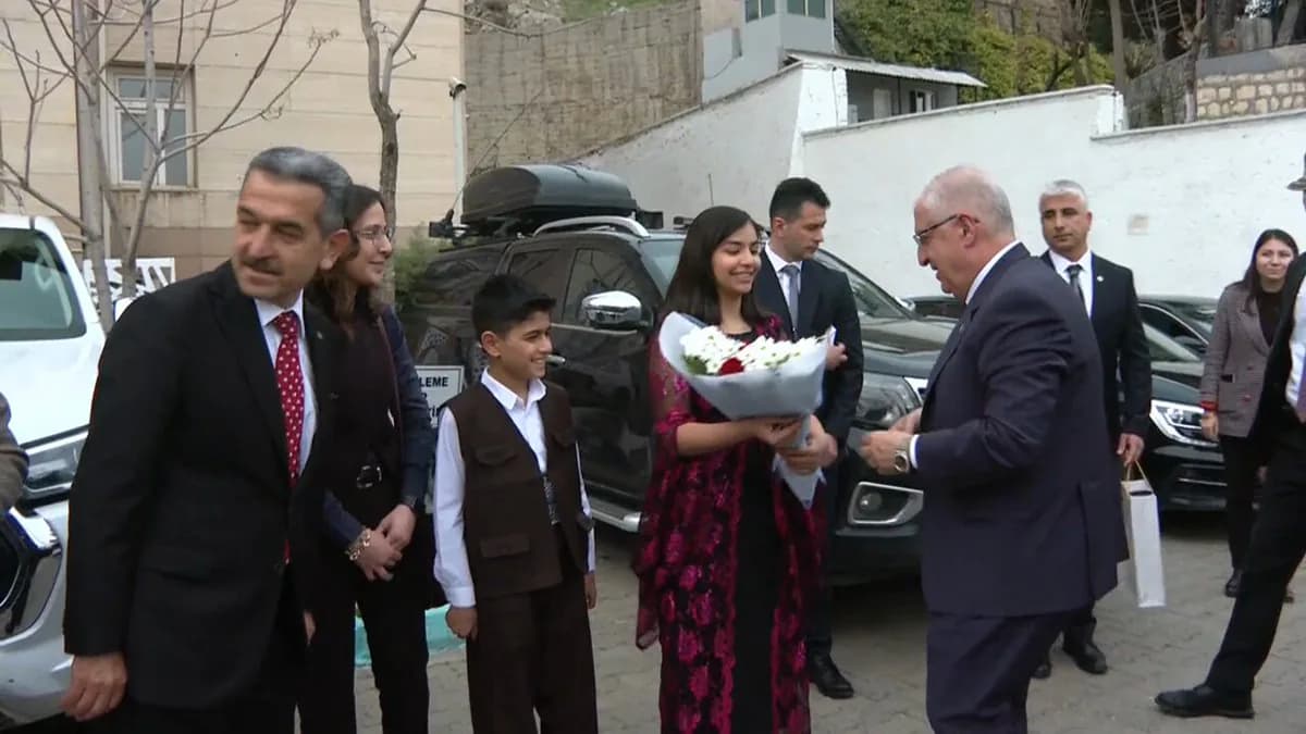 Millî Savunma ve Gençlik Spor Bakanları, Şırnak'ta Askeri Komuta Kademesiyle Ziyarette Bulundu Millî Savunma ve Gençlik Spor Bakanları, Şırnak'ta Askeri Komuta Kademesiyle Ziyarette Bulundu