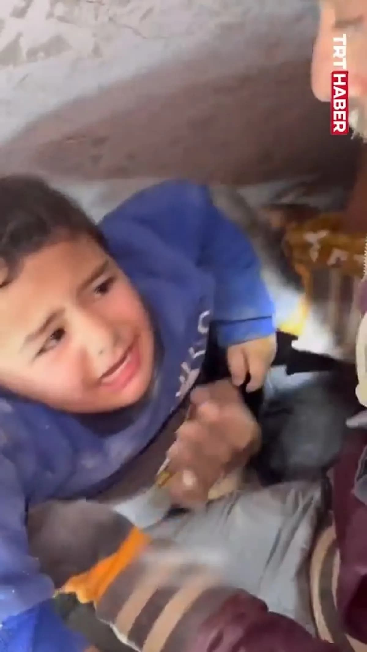 Gaza'da İsrail Bombardımanı Sonrası Enkaz Altından Çocuk Kurtarıldı Gaza'da İsrail Bombardımanı Sonrası Enkaz Altından Çocuk Kurtarıldı