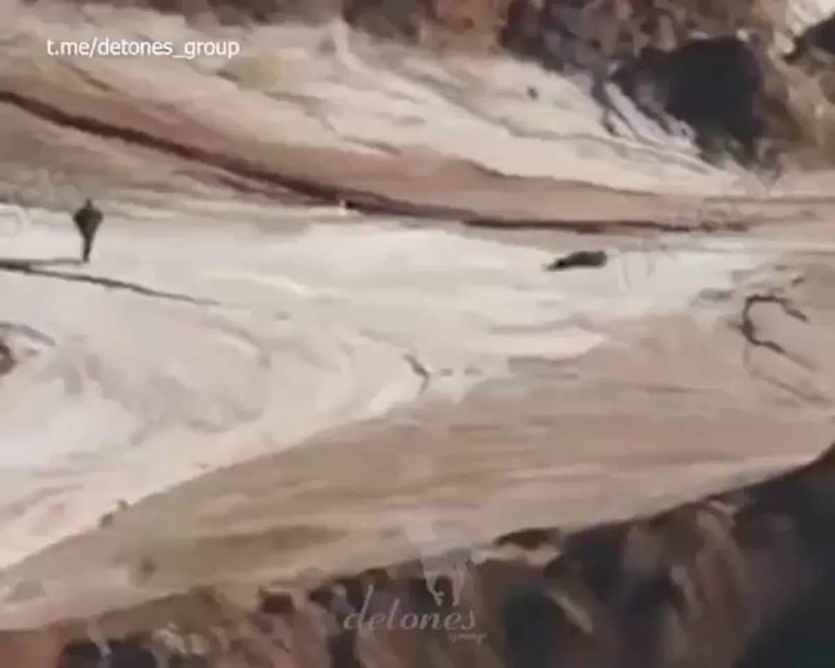 Savaş Alanında Sıra Dışı Anlar: FPV Drone Saldırısı Heyelanı Tetikledi Savaş Alanında Sıra Dışı Anlar: FPV Drone Saldırısı Heyelanı Tetikledi