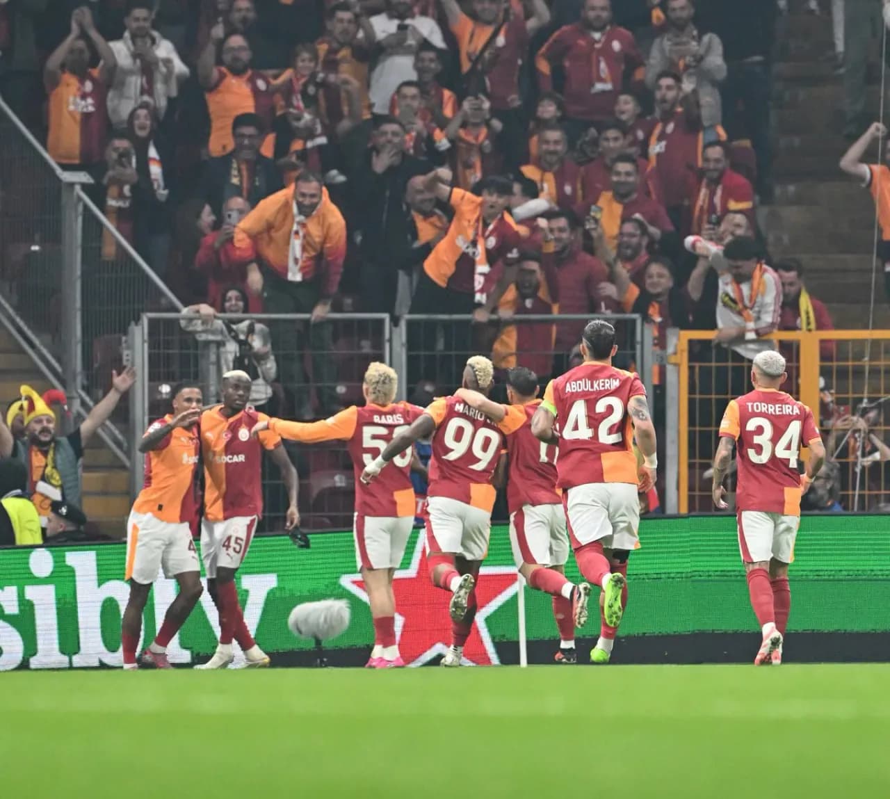 Galatasaray Spor Kulübü'nün Büyük Ailesine Özel Mesaj Galatasaray Spor Kulübü'nün Büyük Ailesine Özel Mesaj