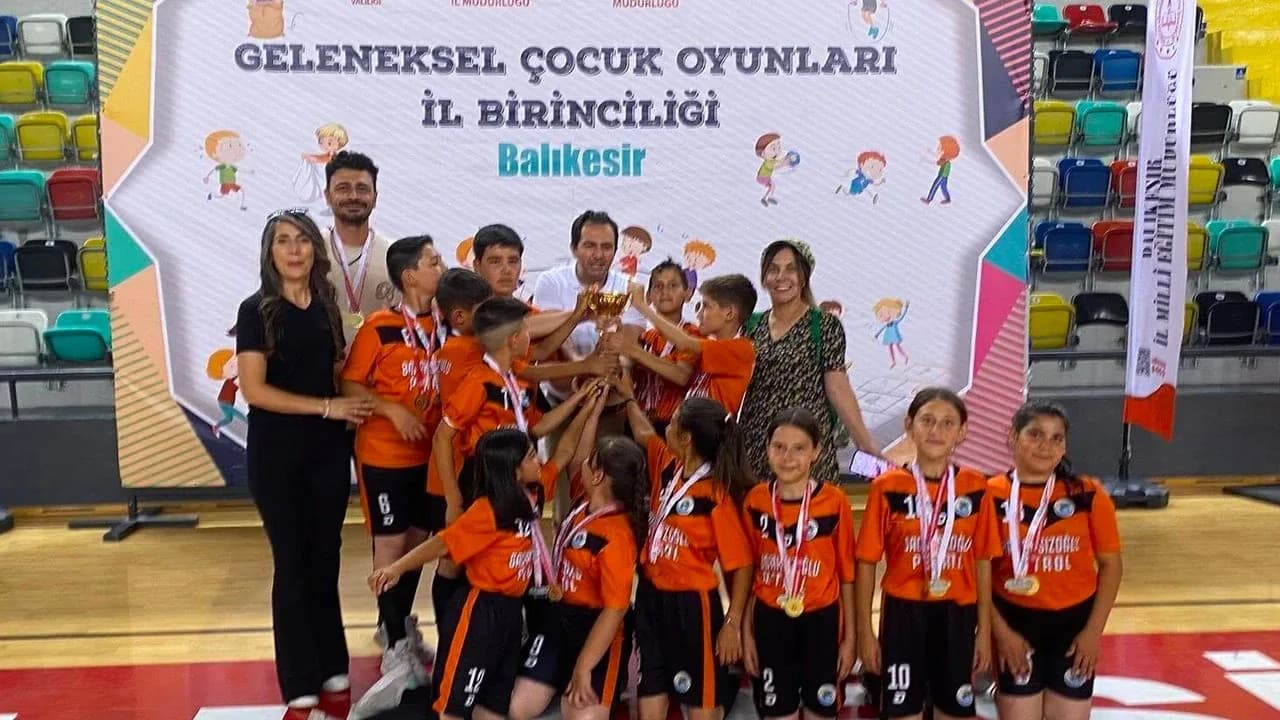 Ayvalık'ın Küçük Okulundan Dev Başarı: İl Şampiyonluğu Geldi Ayvalık'ın Küçük Okulundan Dev Başarı: İl Şampiyonluğu Geldi