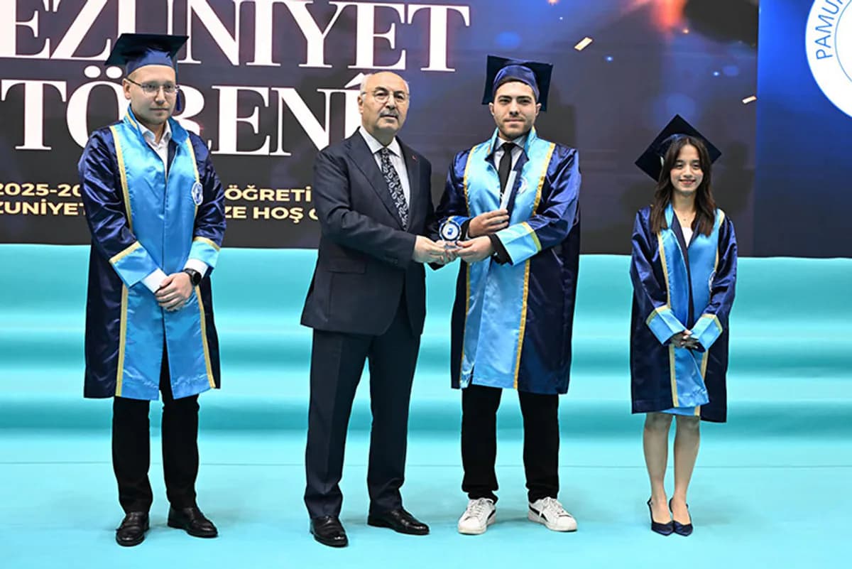 Vali Köşger'den PAÜ Mezunlarına Çağrı: 'Dünyayı Yeniden Ayağa Kaldıracak Olan Sizlersiniz' Vali Köşger'den PAÜ Mezunlarına Çağrı: 'Dünyayı Yeniden Ayağa Kaldıracak Olan Sizlersiniz'
