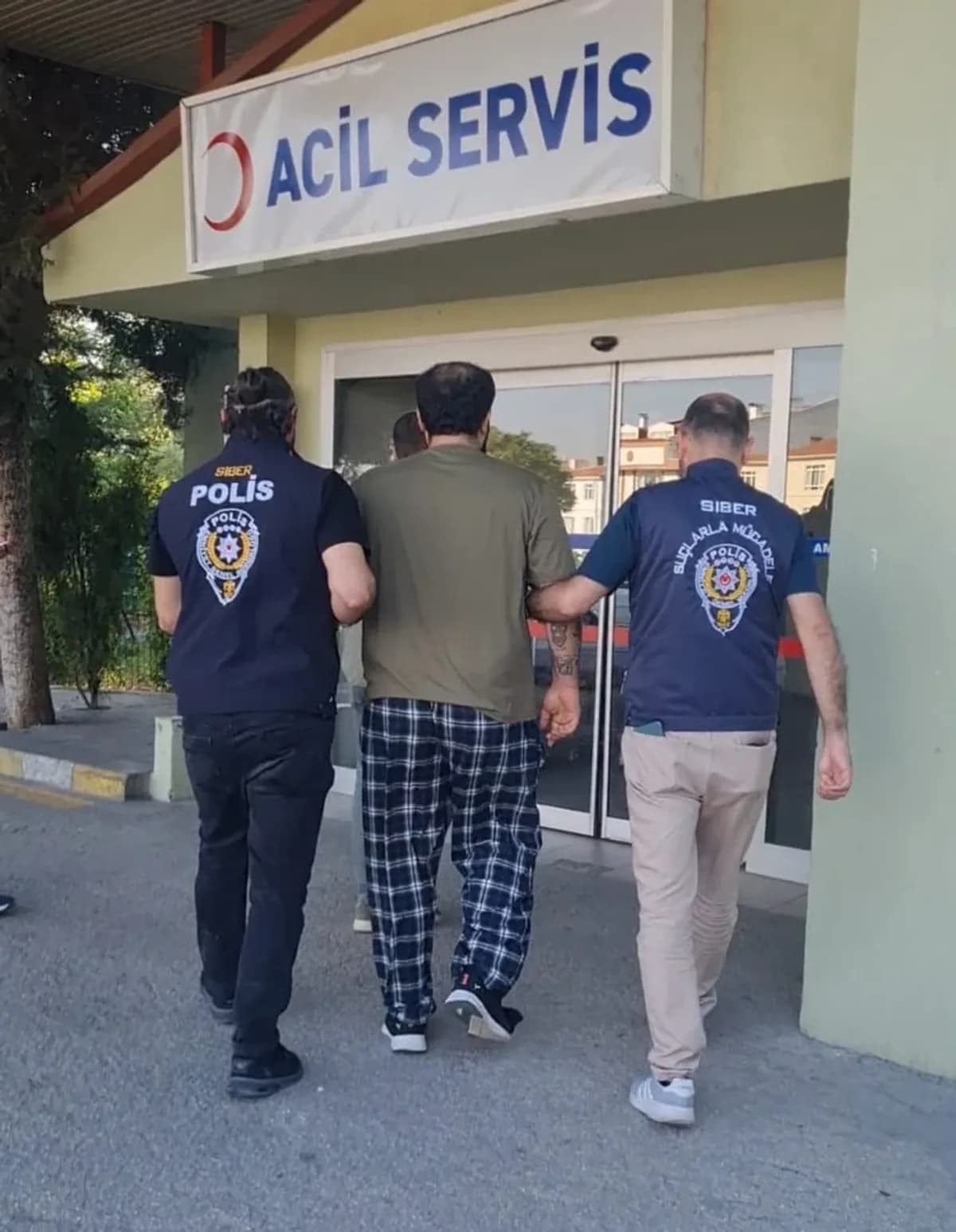 Ankara'da Siber Operasyon: 111 Yıl Cezası Olan Dolandırıcılar Yakalandı Ankara'da Siber Operasyon: 111 Yıl Cezası Olan Dolandırıcılar Yakalandı