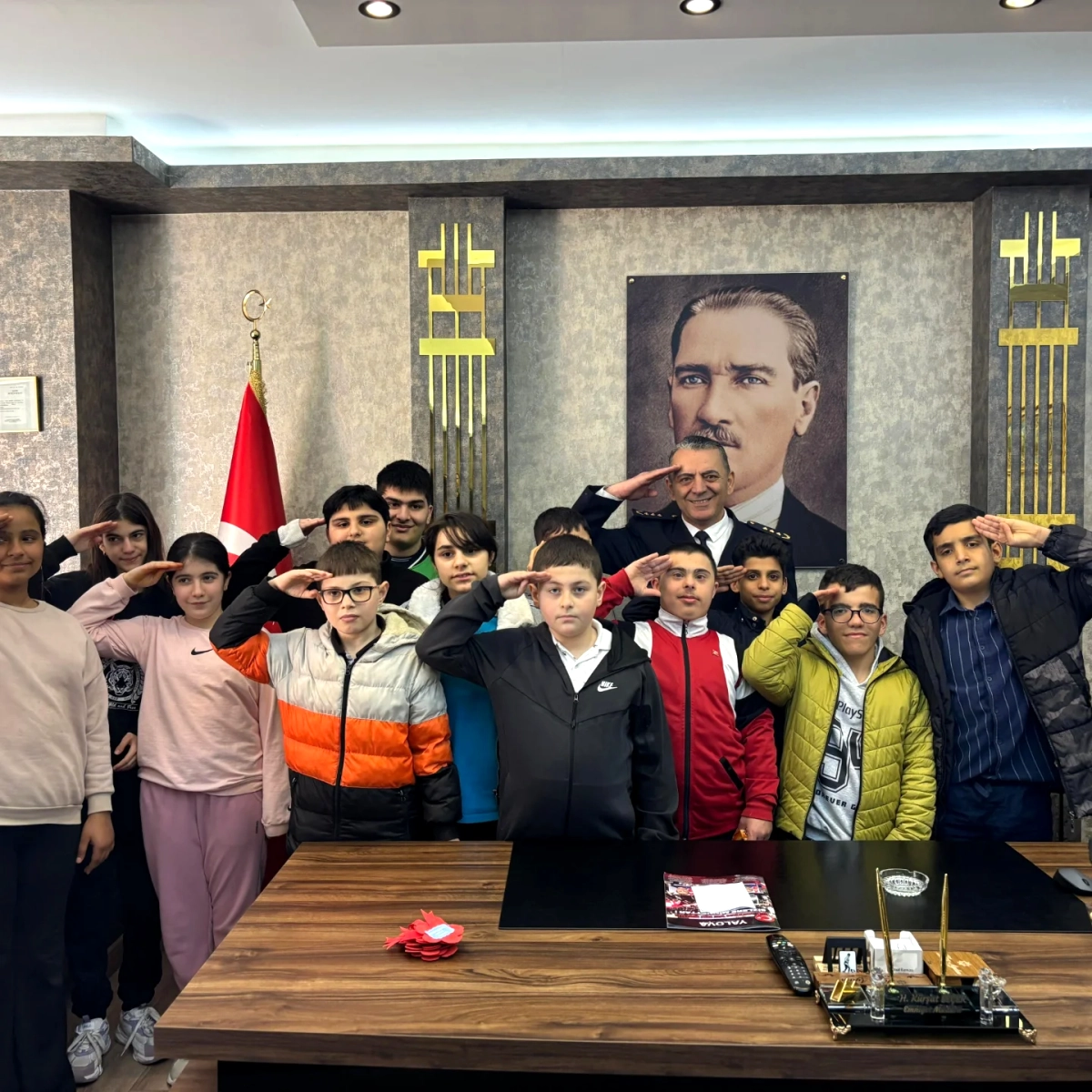 Altınova'da Özel Öğrencilerden Polis Haftasında Anlamlı Ziyaret