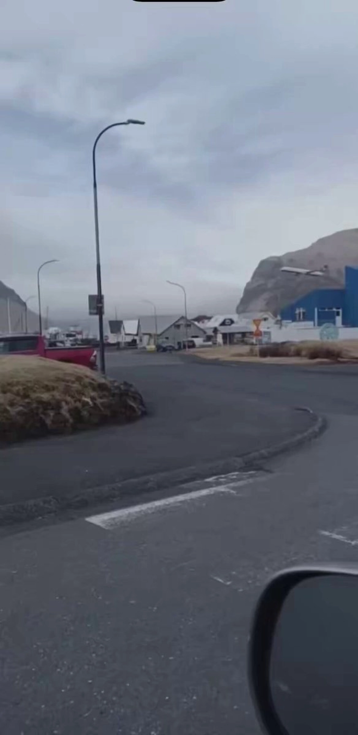 İzlanda'da Pilot Sorgulanıyor: Çocukluk Evini Görmek İçin İzinsiz Uçtu