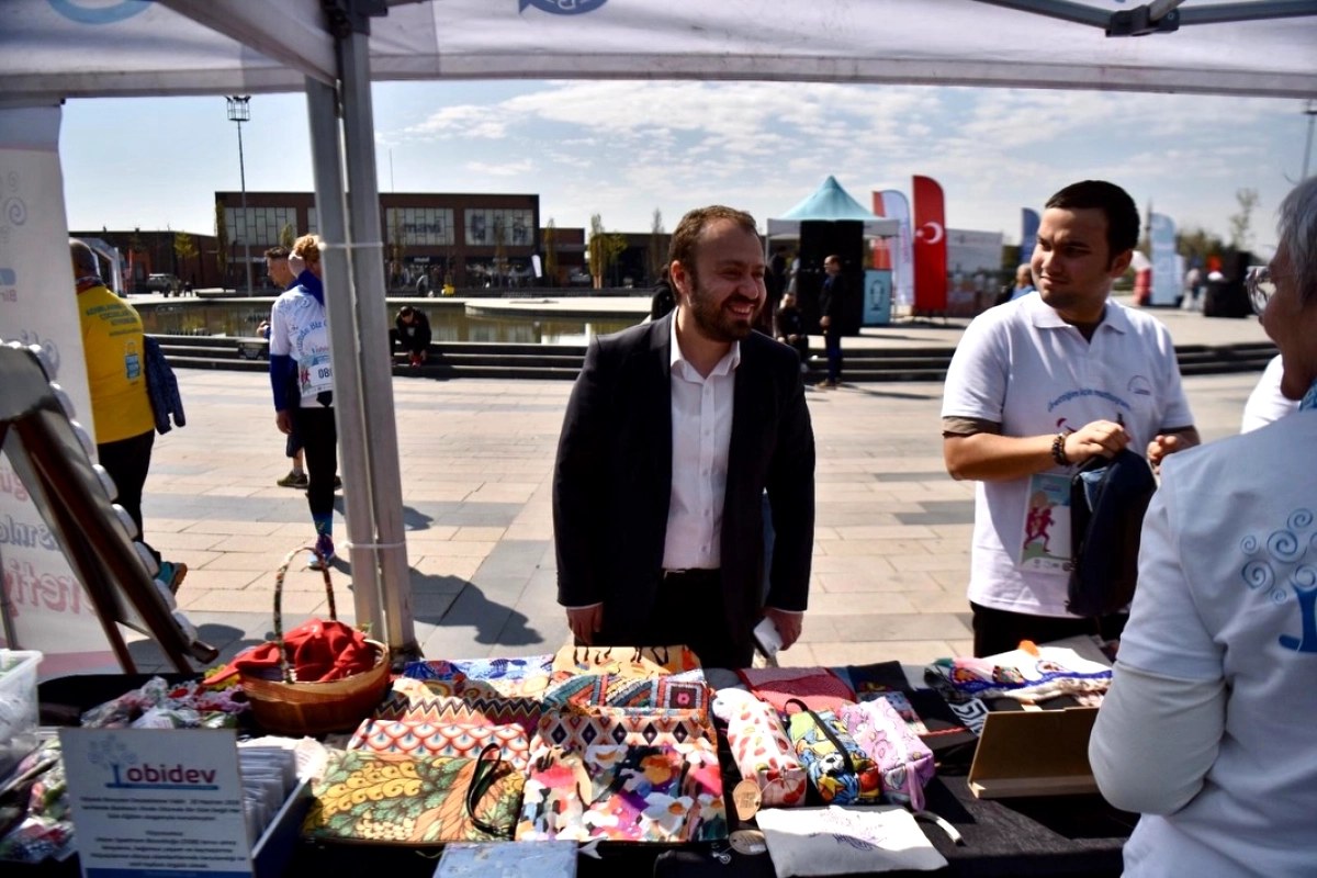 Altıeylül'de Otizm Farkındalığı İçin Koşu Etkinliği Düzenlendi