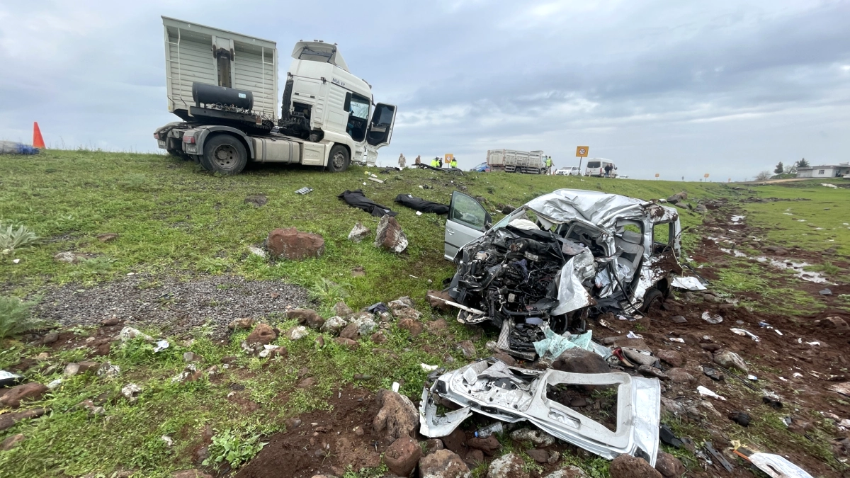 Siverek'te TIR ile Hafif Ticari Araç Çarpıştı: 2 Ölü
