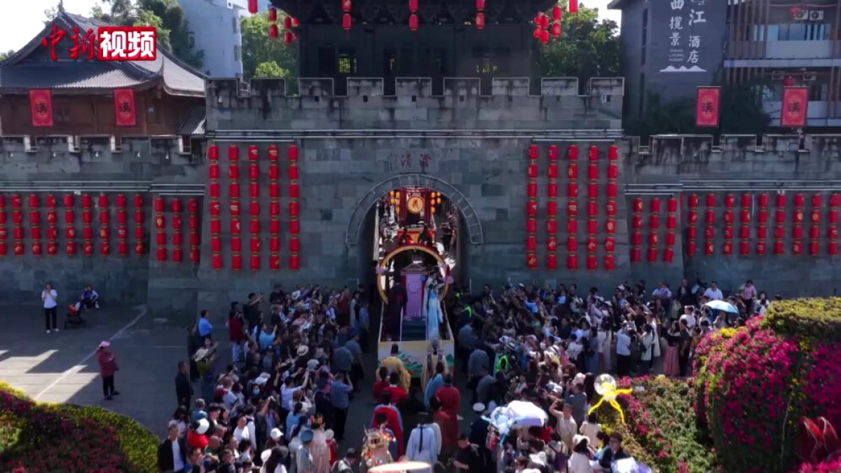 Langzhong Hanfu Festivali'nde Binlerce Kişi Geleneksel Kıyafetlerle Tarihi Sokaklarda Yürüdü