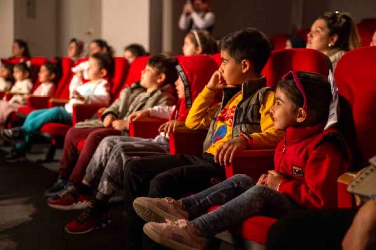 Bornova'da Çocuklar Masalsı Bir Tiyatro Yolculuğuna Çıktı