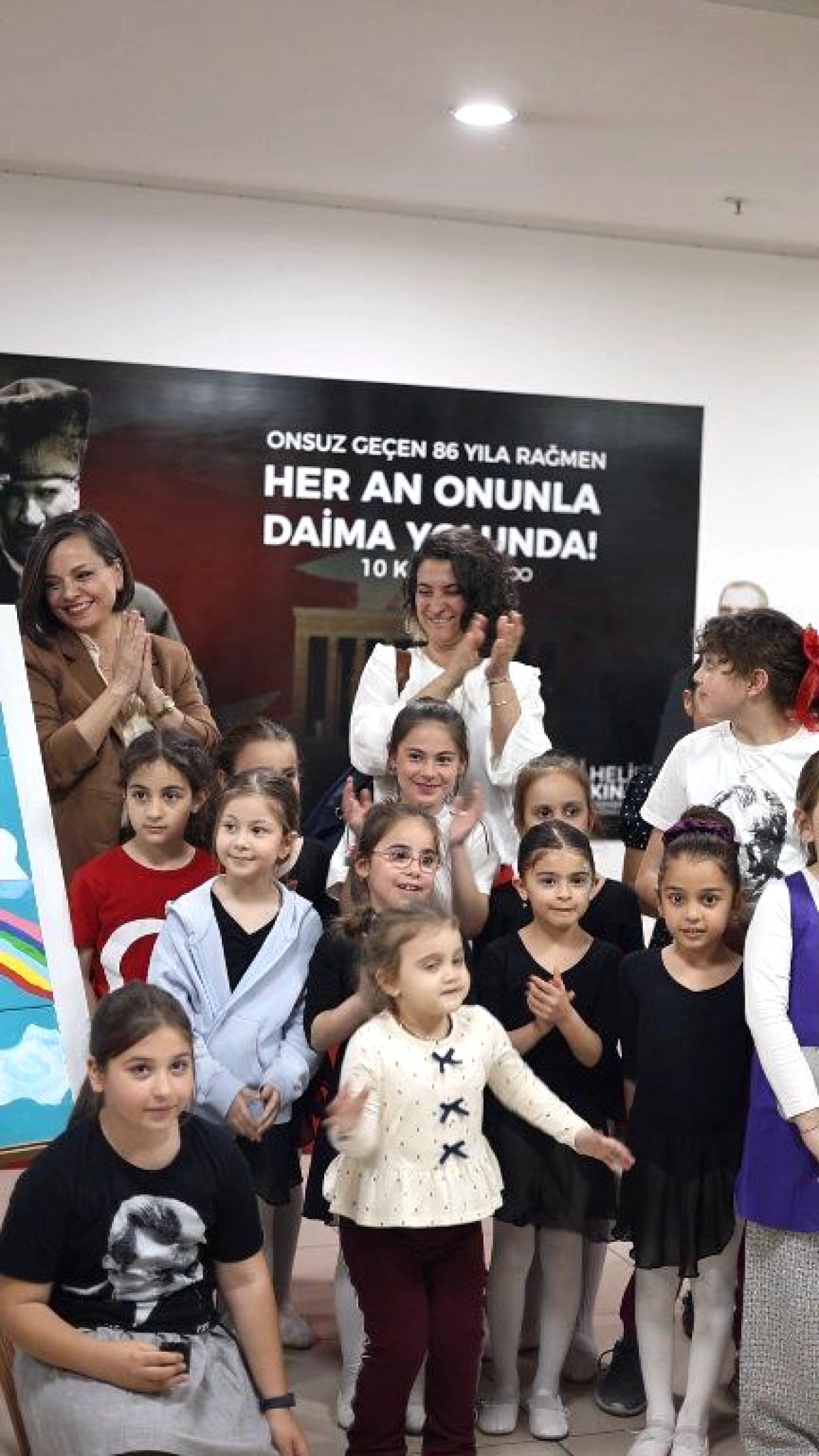 Karabağlar'da 23 Nisan Coşkusu: Minik Eller Atatürk Portresi Oluşturdu