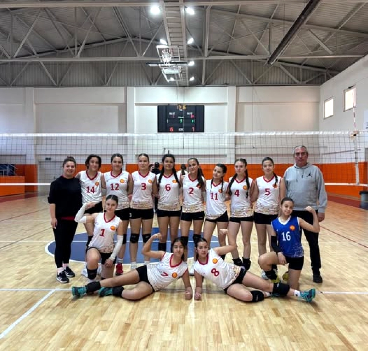 Tire Belediyesi Voleybol Takımı Mavişehir'i 2-1 Yenerek Gururlandırdı