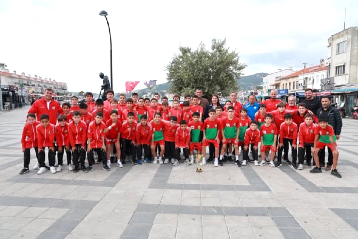 Foça Belediyespor U13 Takımı Şampiyonluk Kupasını Belediyeye Getirdi
