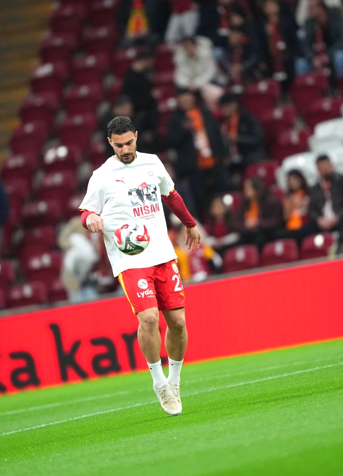 Galatasaray, 23 Nisan Coşkusunu Sahaya Taşıdı: Özel Tişörtlerle Isındı