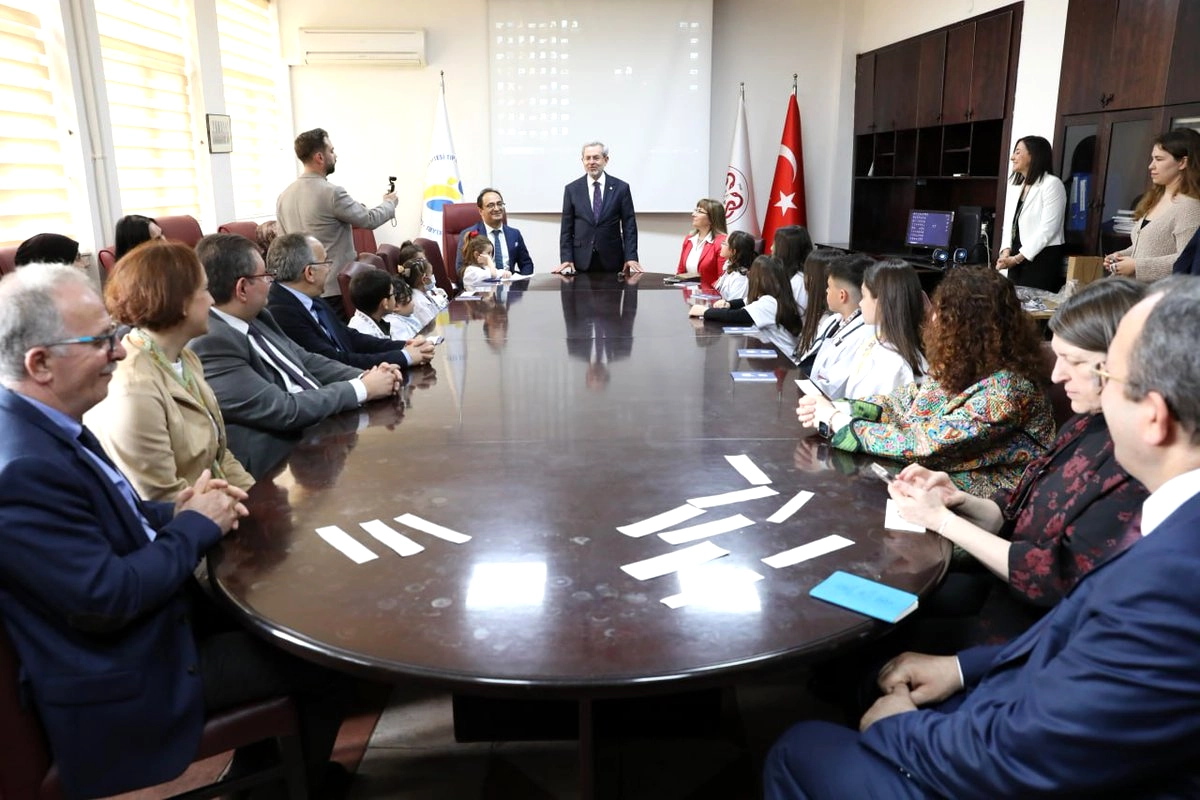 Necdet Ünüvar, 23 Nisan'da Ankara Tıp'taki Çocuk Hastalarla Buluştu
