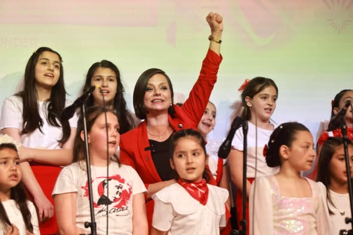 Karabağlar'da 23 Nisan Coşkusu: Çocuk Korosu Sahnede