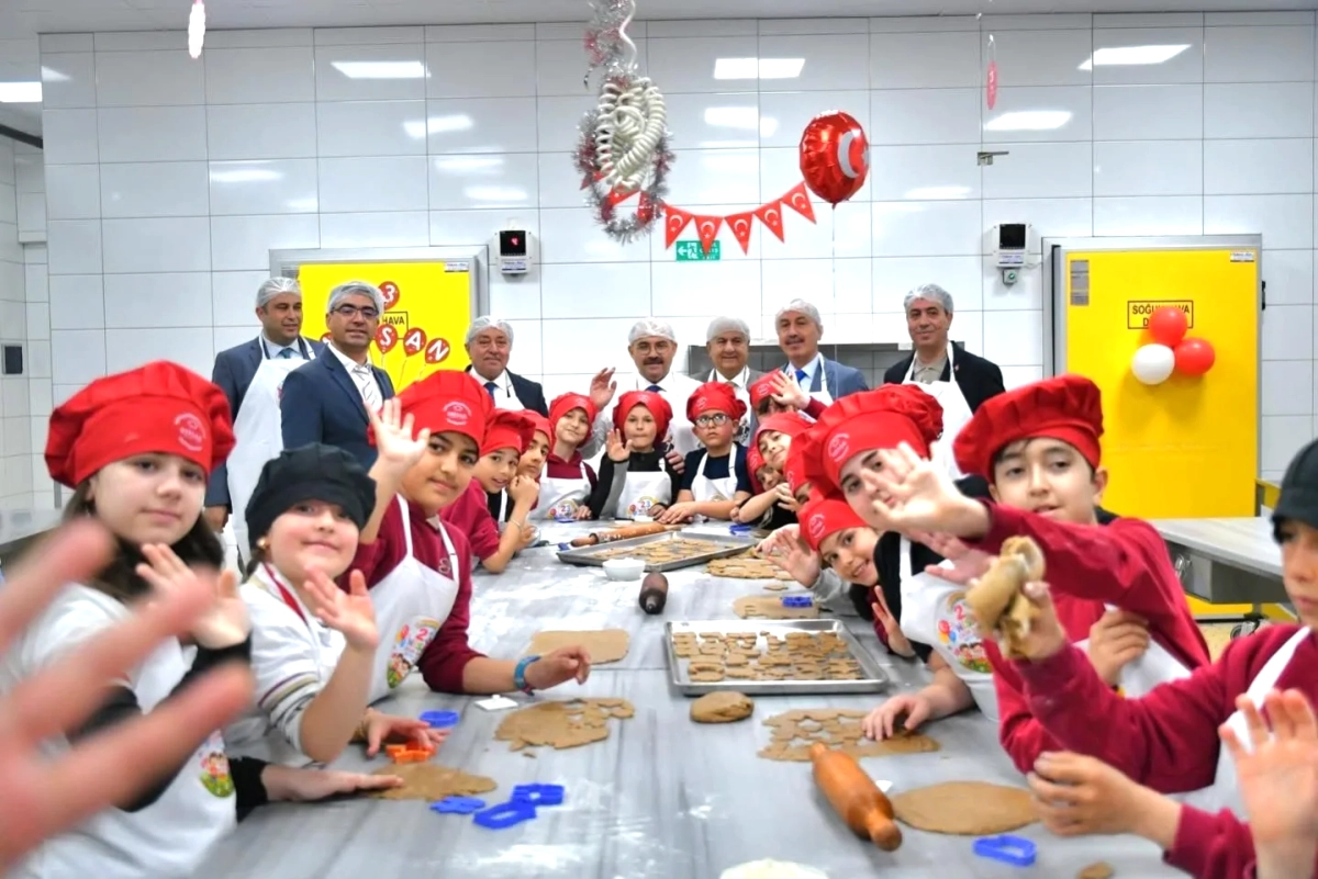 Balıkesir'de Minik Eller Kurabiye Yaptı: Üretimi Keşfettiler