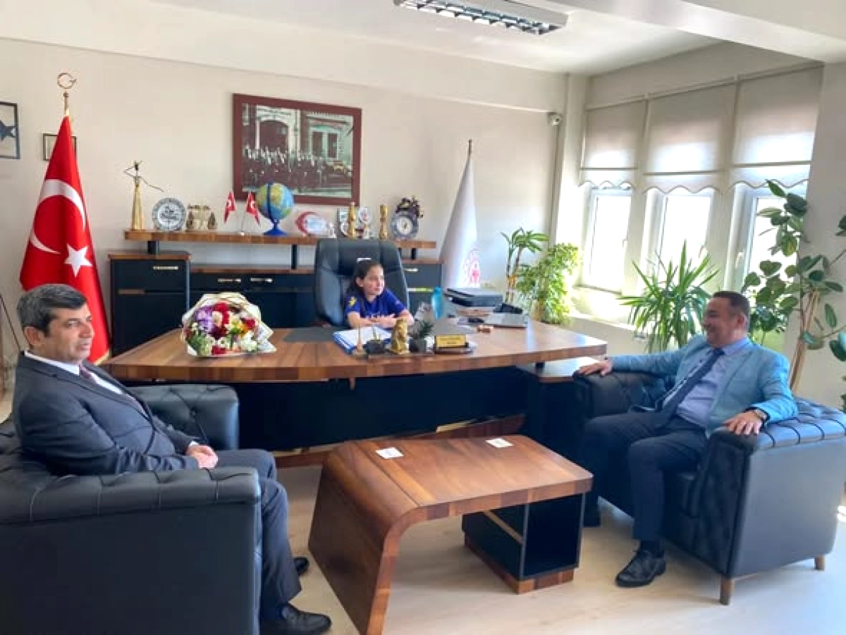 İmamoğlu'nda Minik Eller Müdür Koltuğuna Oturdu: 23 Nisan Coşkusu