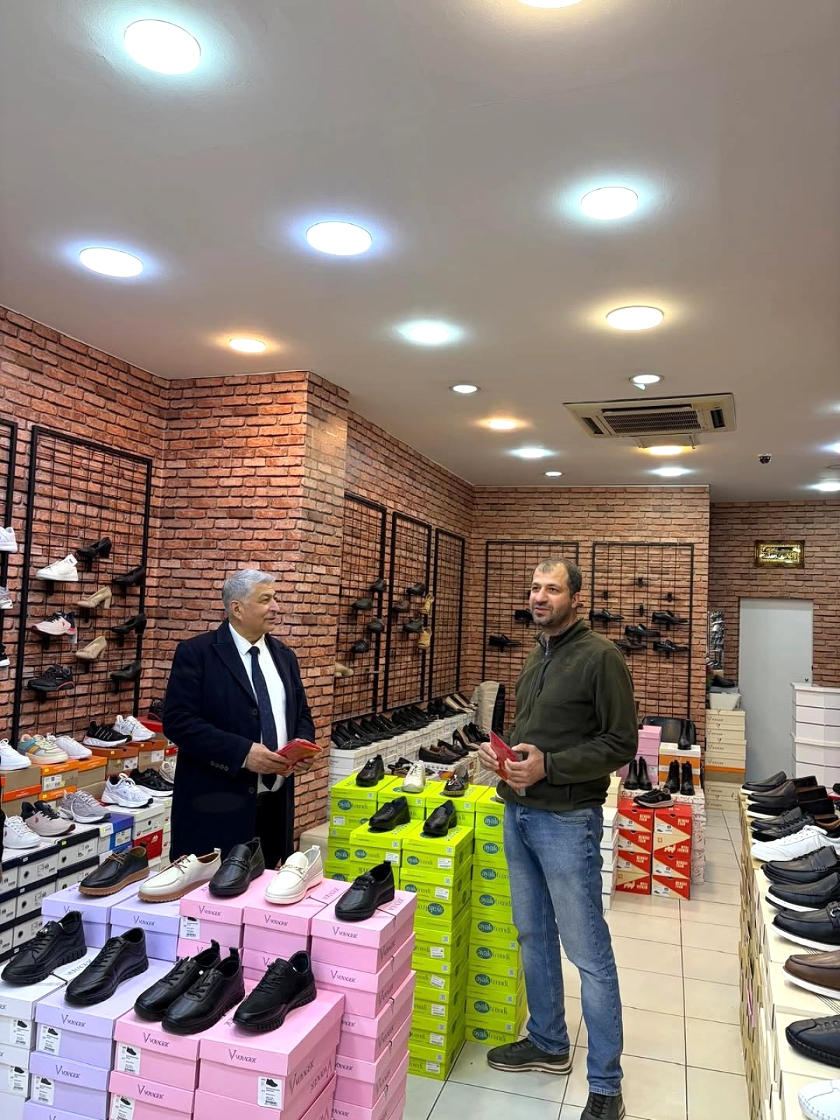 23 Nisan'da Fatih Esnafının Yanında: Bayrak Hediyesi ve Hayırlı İşler Dileği