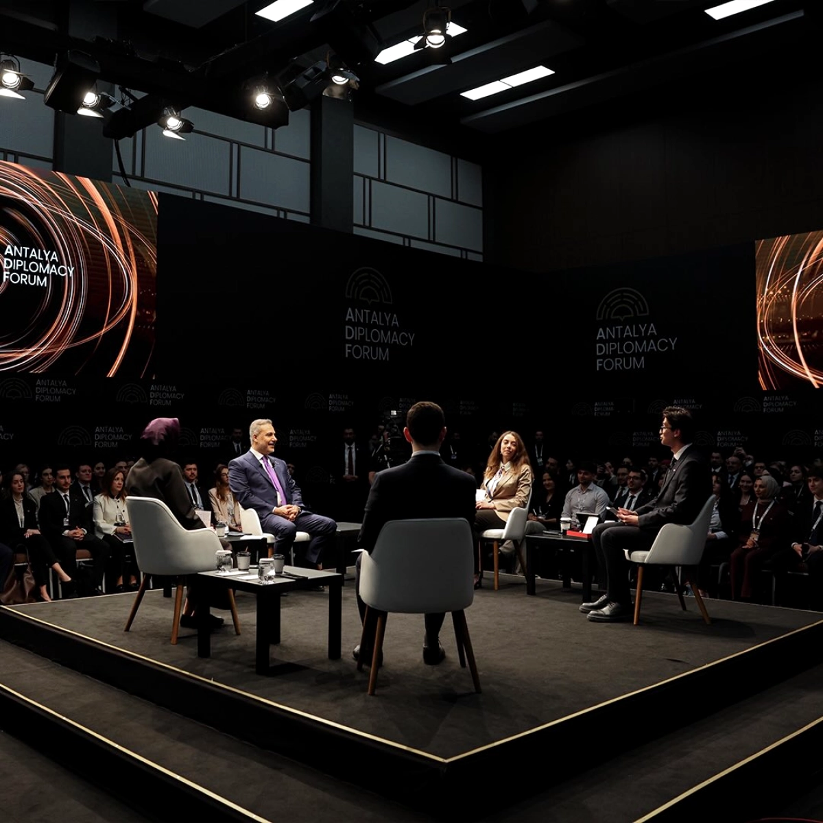 Medipol Öğrencisi Dışişleri Bakanı ile Aynı Sahneyi Paylaştı