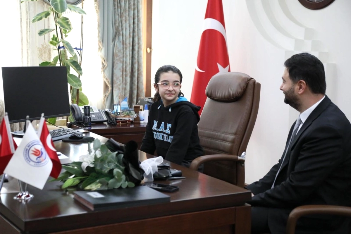 Kağıthane'de Minik Başkan! 4-B Sınıfı Öğrencisi Koltuğa Oturdu