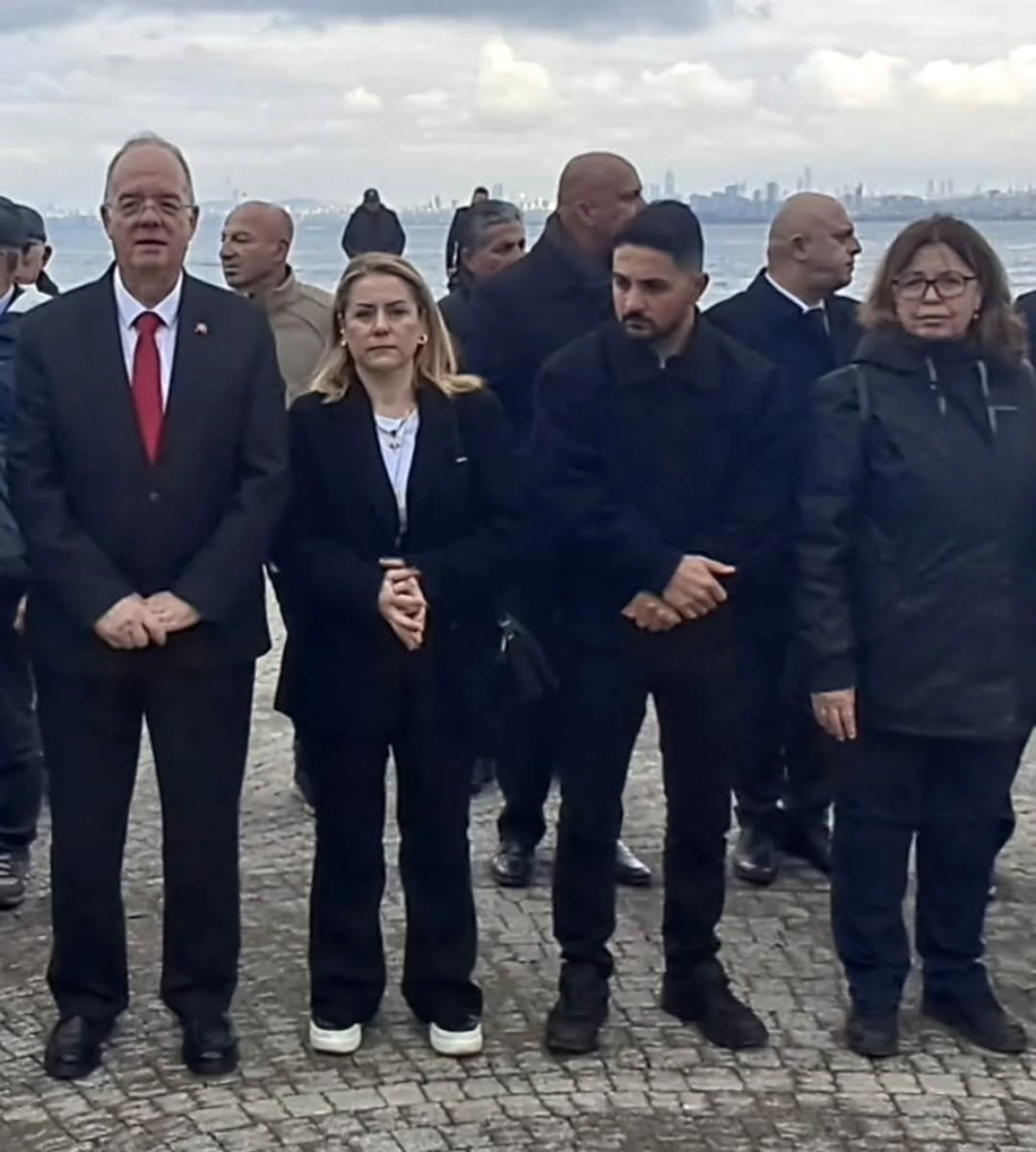 AK Parti Adalar İlçe Teşkilatı 23 Nisan'da Çelenk Sunumu Yaptı