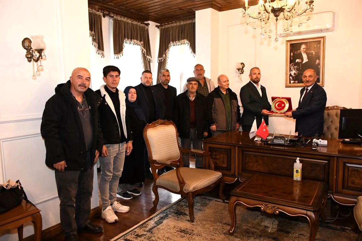 Kalecik'te Mahalle ve Dernek Yönetimi Belediye Başkanı'nı Ziyaret Etti