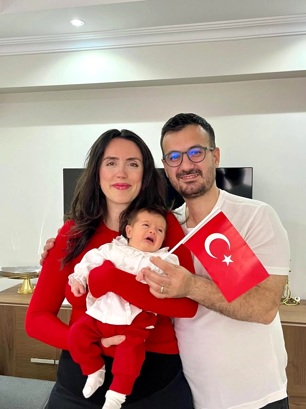 Seda Türkoğlu Kızıyla İlk 23 Nisan Sevincini Paylaştı