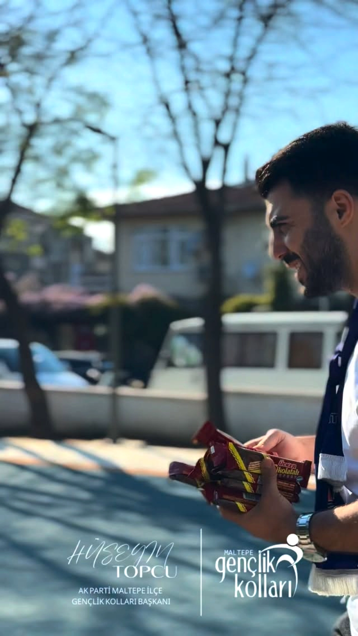 AK Parti Maltepe Gençlik Kolları 23 Nisan'da Çocuklara Çikolata Dağıttı