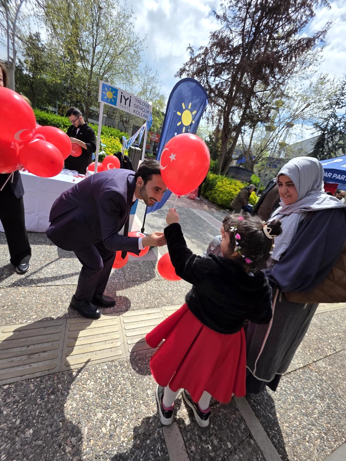 İYİ Parti Gençliği Yalova'da 23 Nisan Coşkusunu Sokaklara Taşıdı