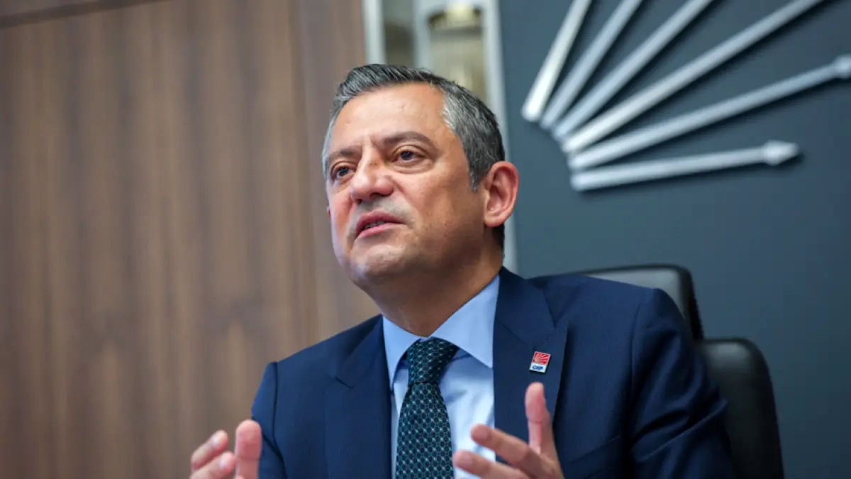 Özgür Özel: Bayrağı Bırakmayız, CHP'lilere Düşman Hukuku Uygulanıyor