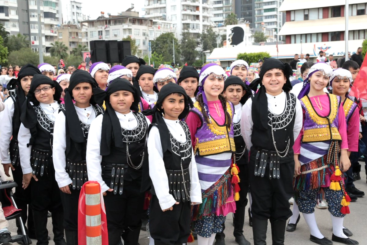 Adana'da 23 Nisan Heyecanı: Tamer Dağlı İstasyon Meydanı'nda Çocuklarla Buluştu