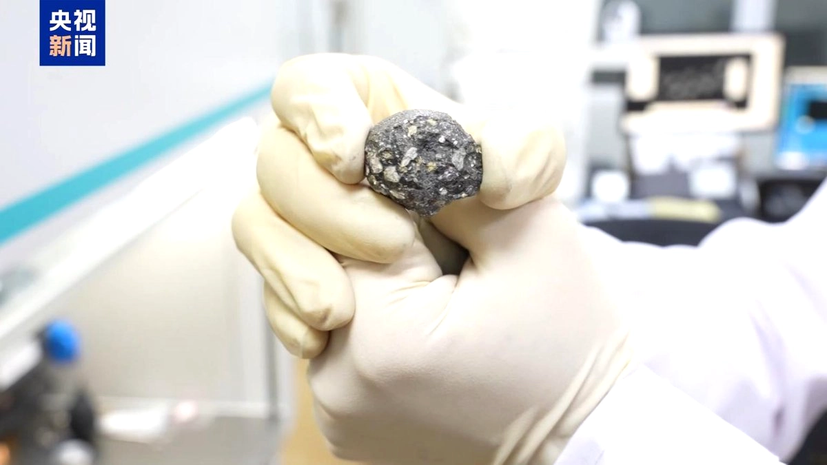 Çin, Ay'dan Getirilen Örneklerde İki Yeni Mineral Keşfetti