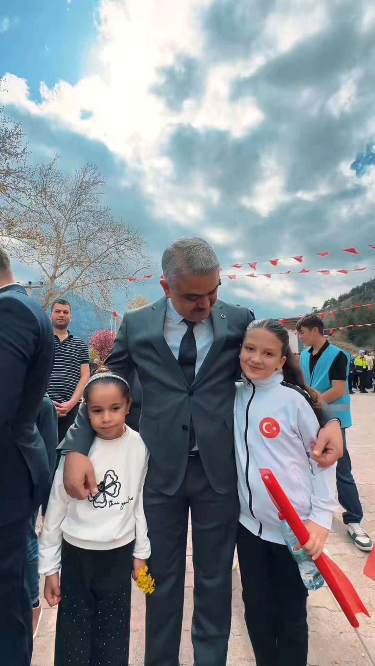 Pozantı'da 23 Nisan Coşkusu: Minik Eller Milli Ruhu Sahneye Taşıdı